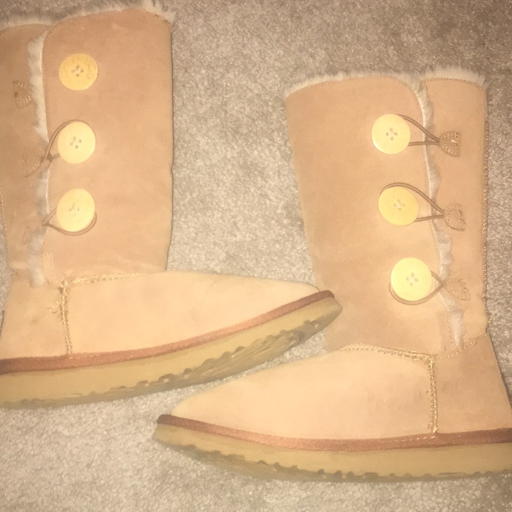 UGG tall tan fur boots with buttons - Picture 2 of 4